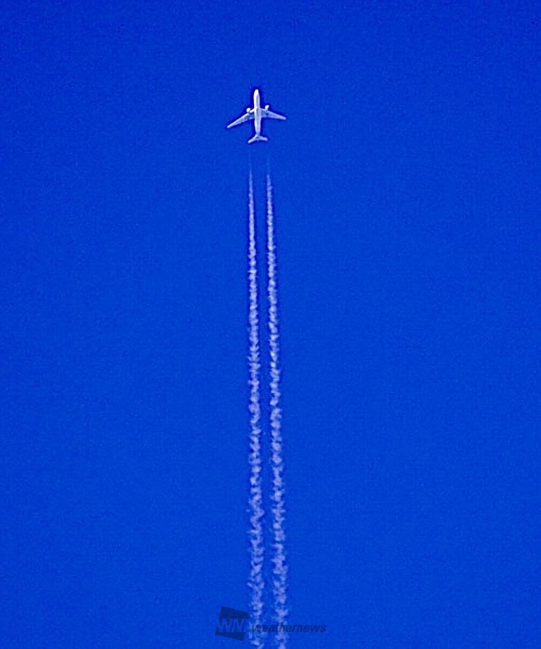 くっきり飛行機雲✈️ 注目の空の写真 ウェザーニュース