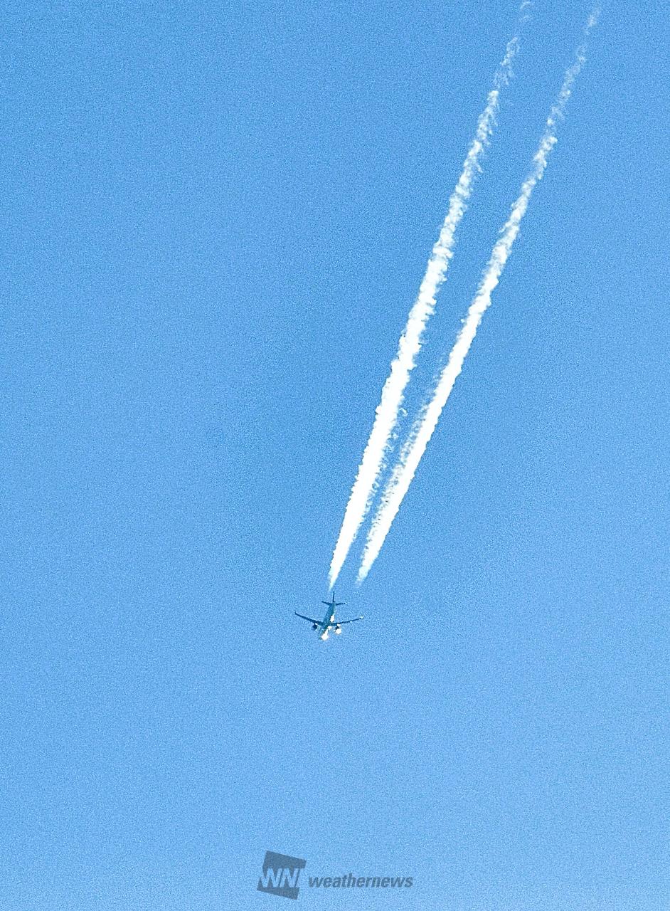 くっきり飛行機雲✈️ 注目の空の写真 ウェザーニュース