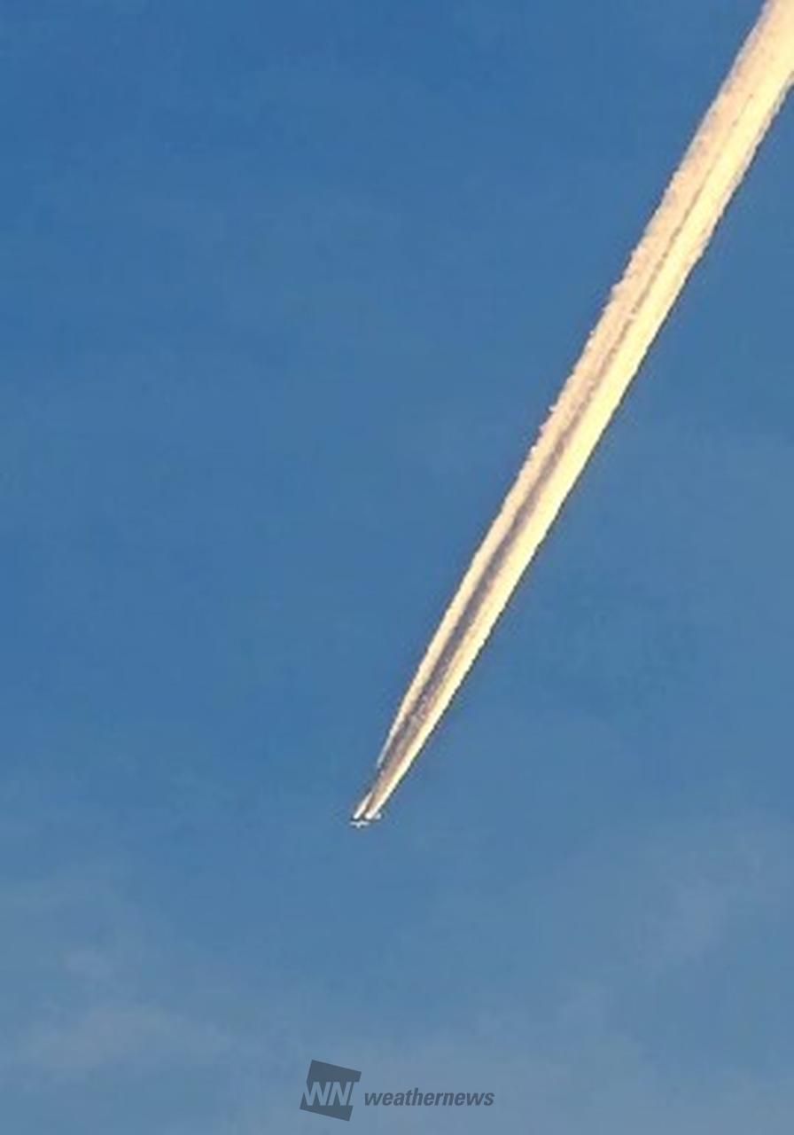 くっきり飛行機雲✈️ 注目の空の写真 ウェザーニュース