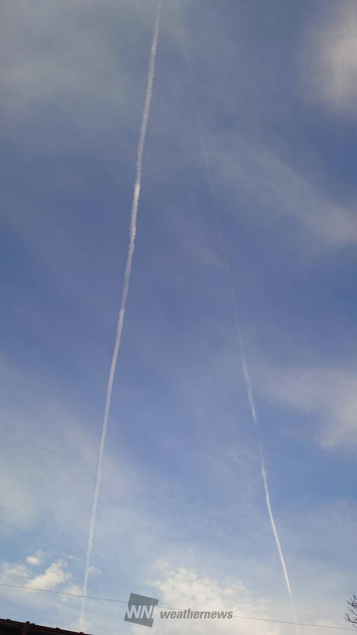 なが〜くのびる飛行機雲✈️ 注目の空の写真 ウェザーニュース