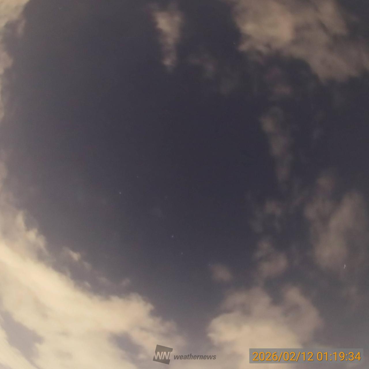 真上の空、低空に雲が増える」(2026 | 大阪府大阪市平野区 | 月の