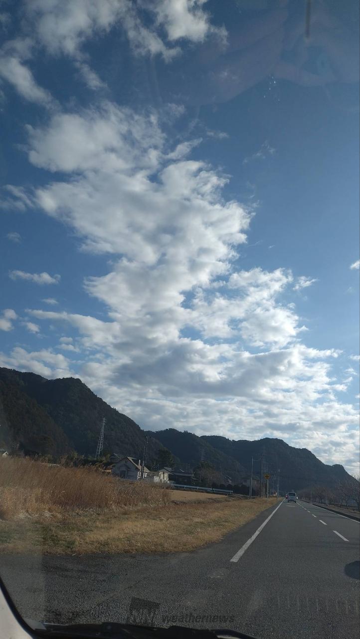 青空が広がっています。雲が多いです。風は | 千葉県鴨川市 | ゆきこ