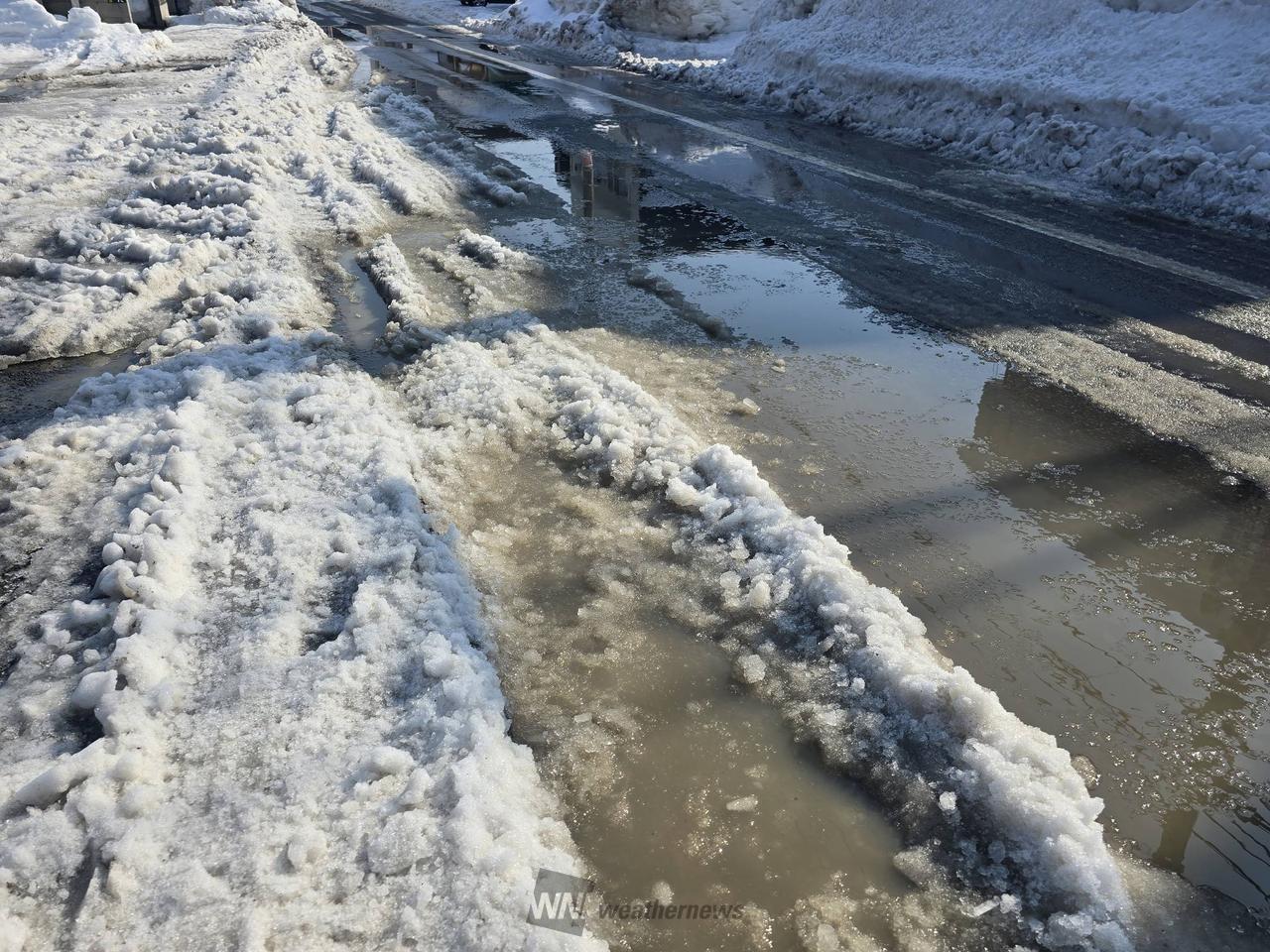 現在の路面状況雪...