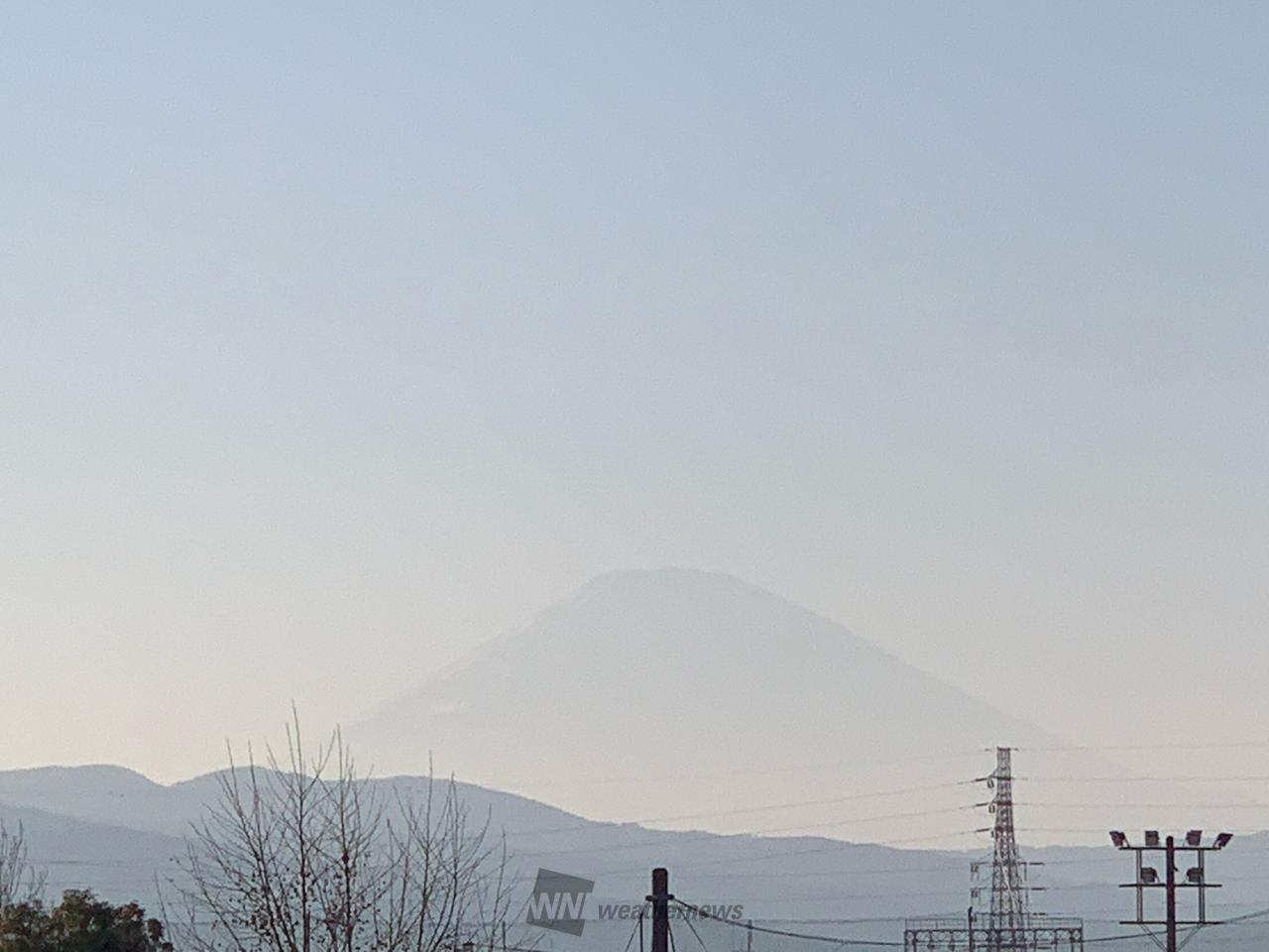 強めの春霞で富士山...