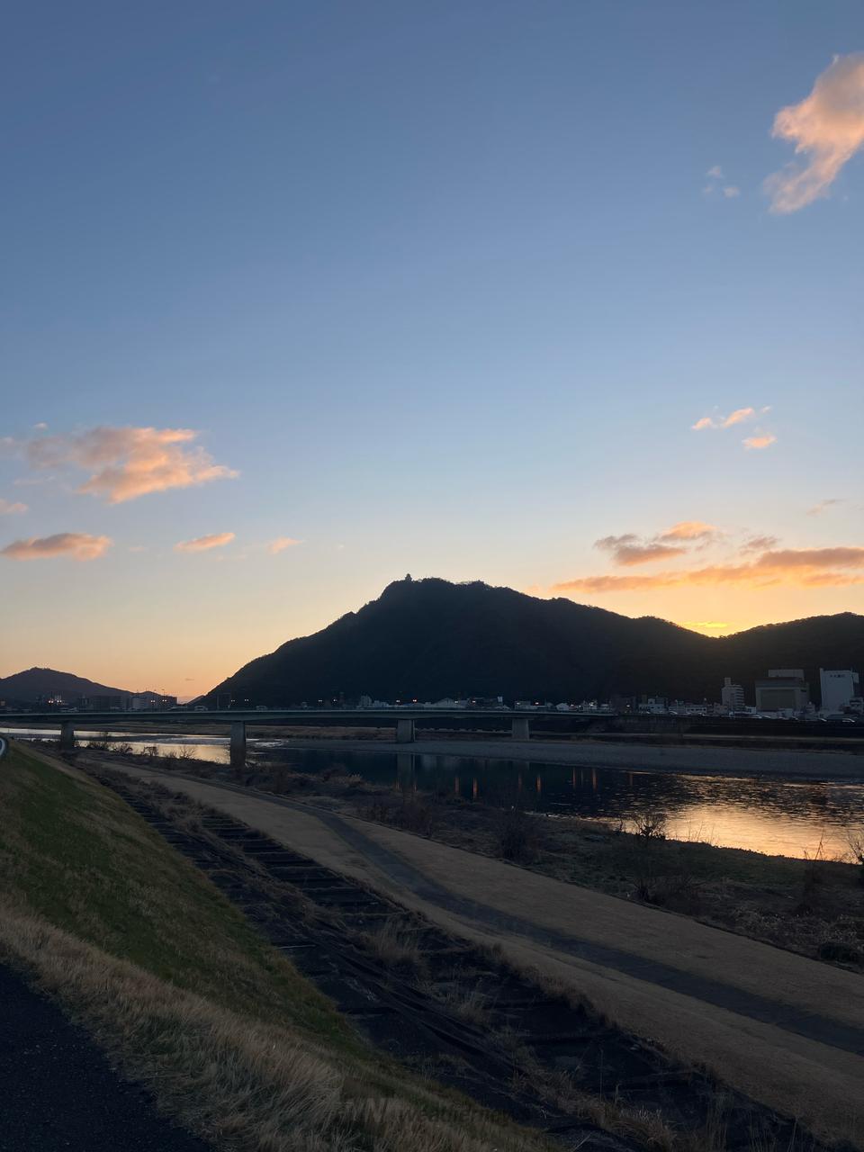金華山の朝 金華山の綺麗なシルエットの向 | 岐阜県岐阜市 | 岐阜県