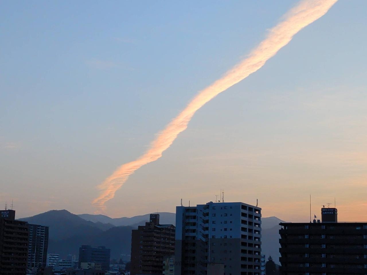 ✈️伸び〜る飛行機雲 注目の空の写真 ウェザーニュース