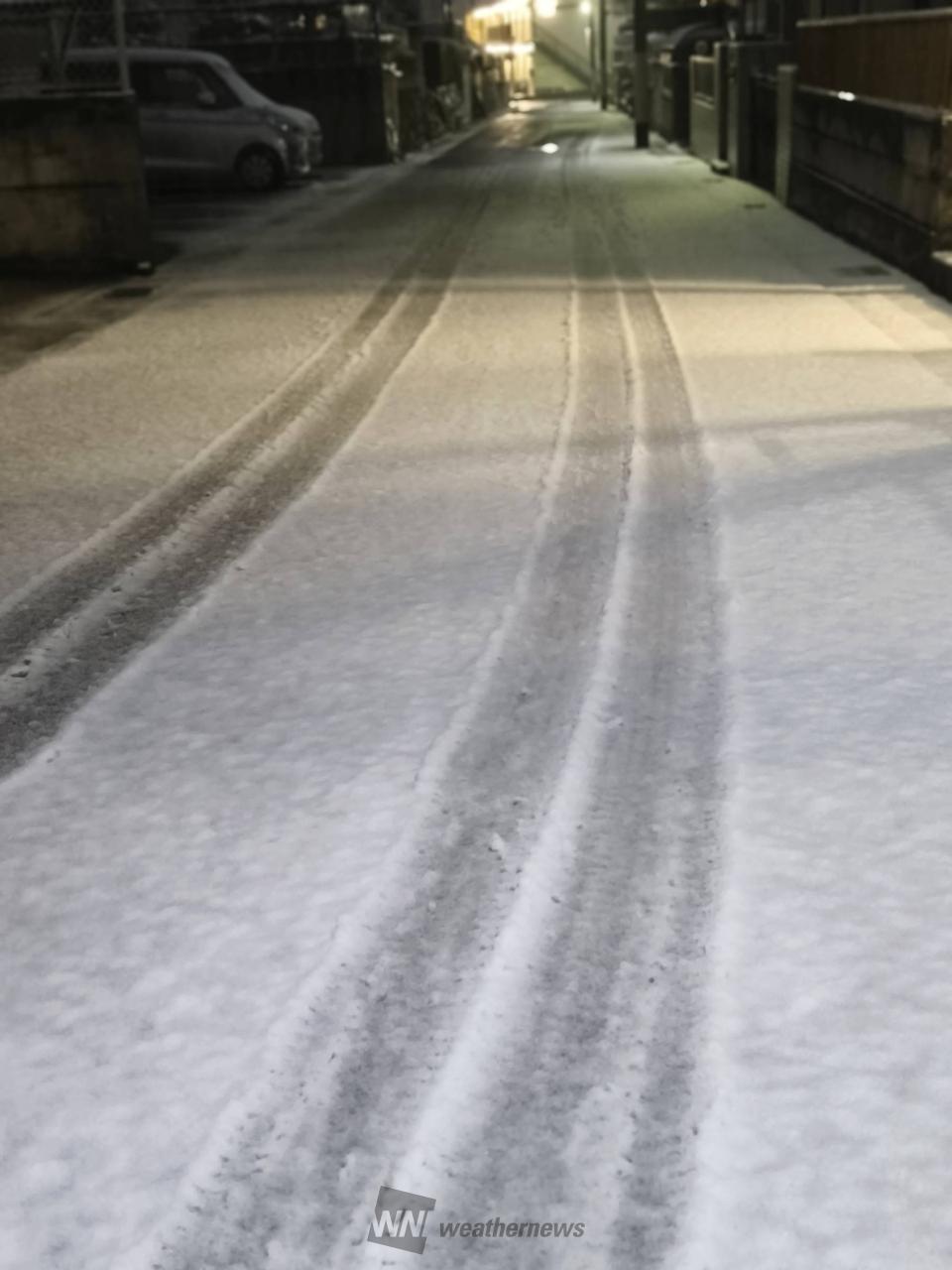 春先の雪　道路に...