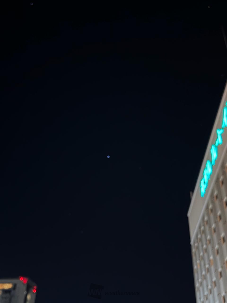 真上の空からはポツ...