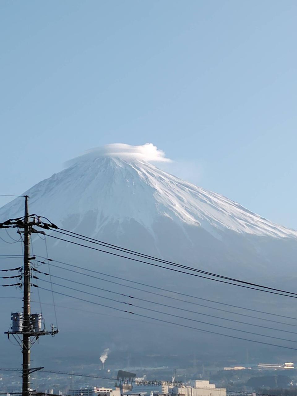 🗻可愛い笠雲被った富士山 注目の空の写真 ウェザーニュース
