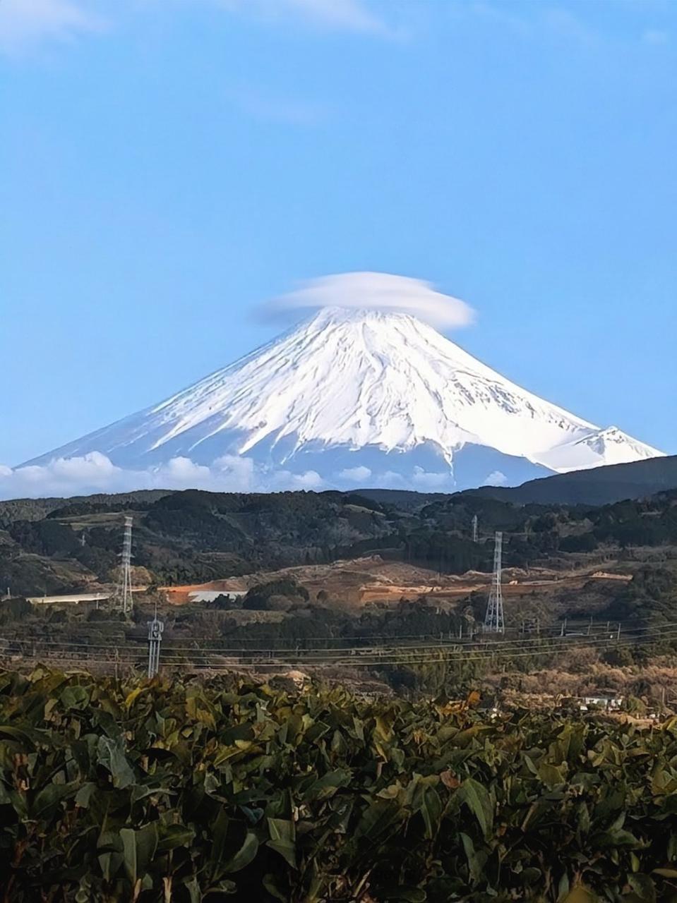 🗻可愛い笠雲被った富士山 注目の空の写真 ウェザーニュース