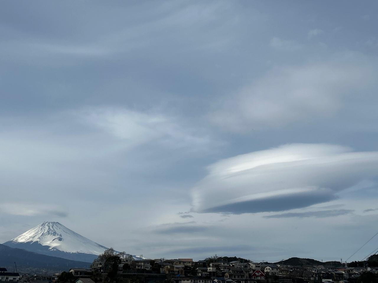 富士山 レンズ雲 風景写真 I looked at the cloud cap Mt. Fuji レンズ雲状の笠雲がきれい