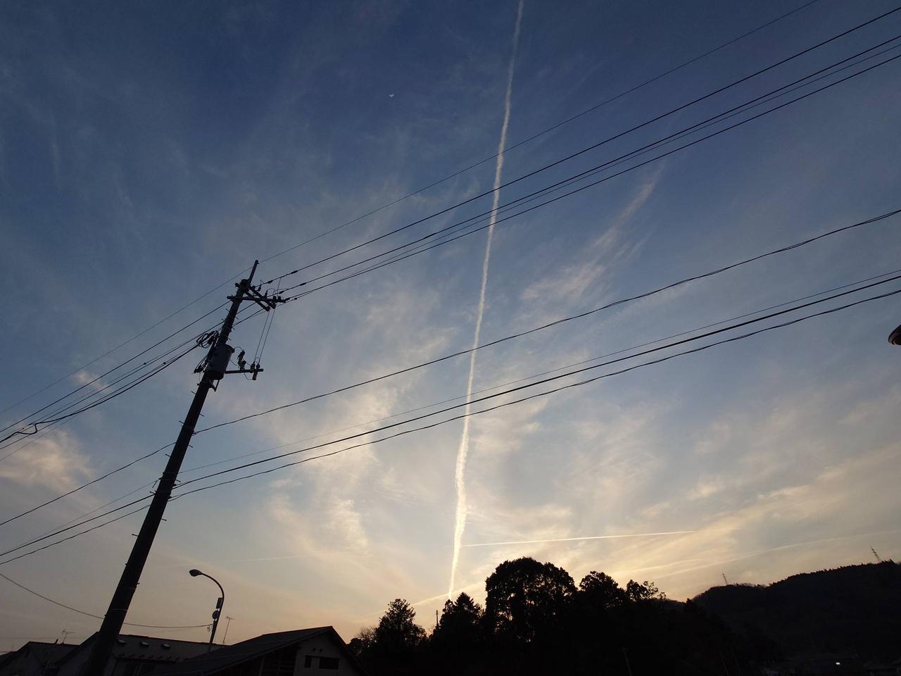 伸び〜る飛行機雲 注目の空の写真 ウェザーニュース