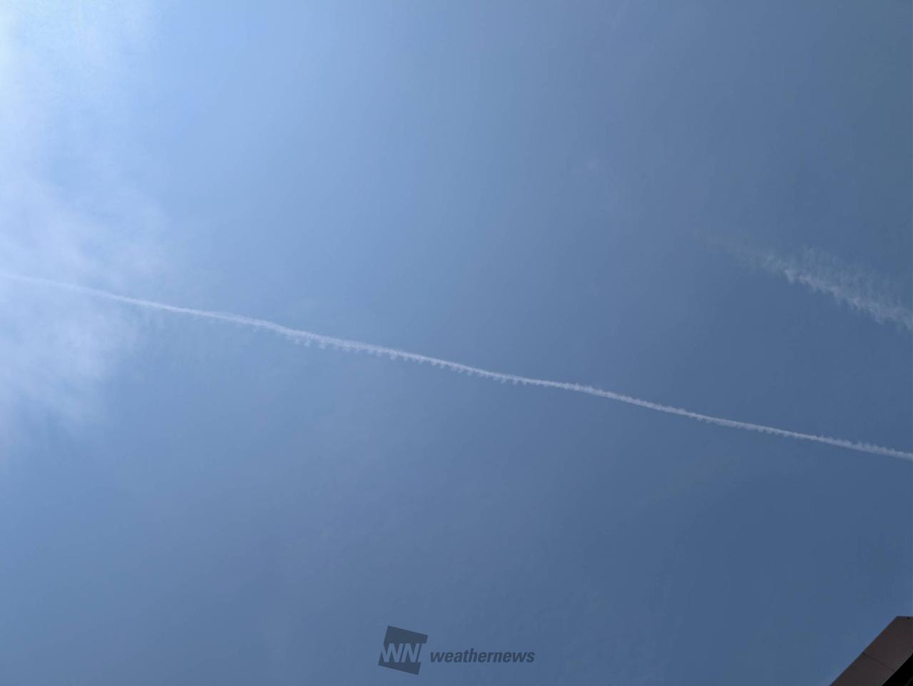 長くのび〜る飛行機雲✈️ 注目の空の写真 ウェザーニュース