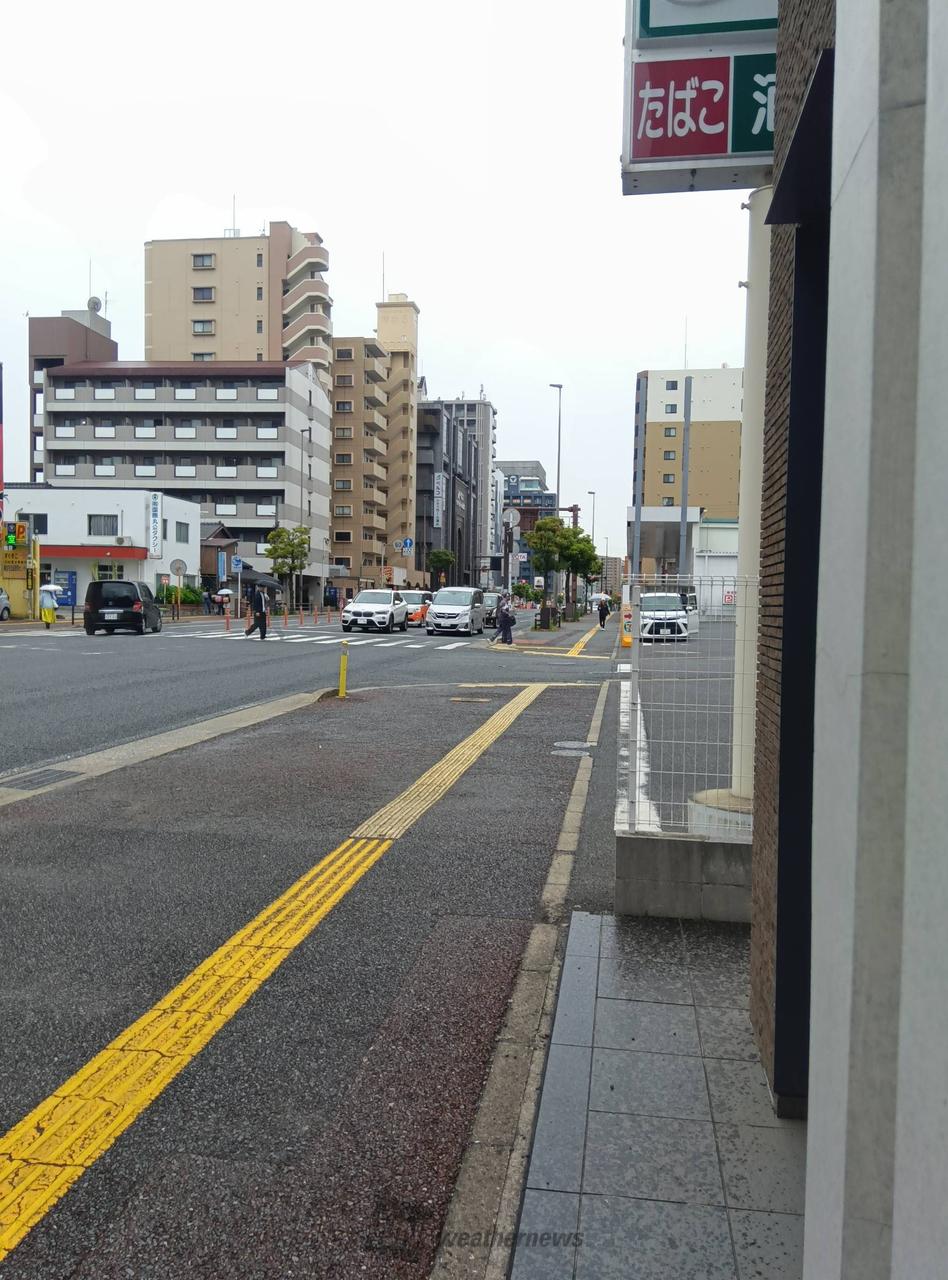 こんにちは😅雨降っ...