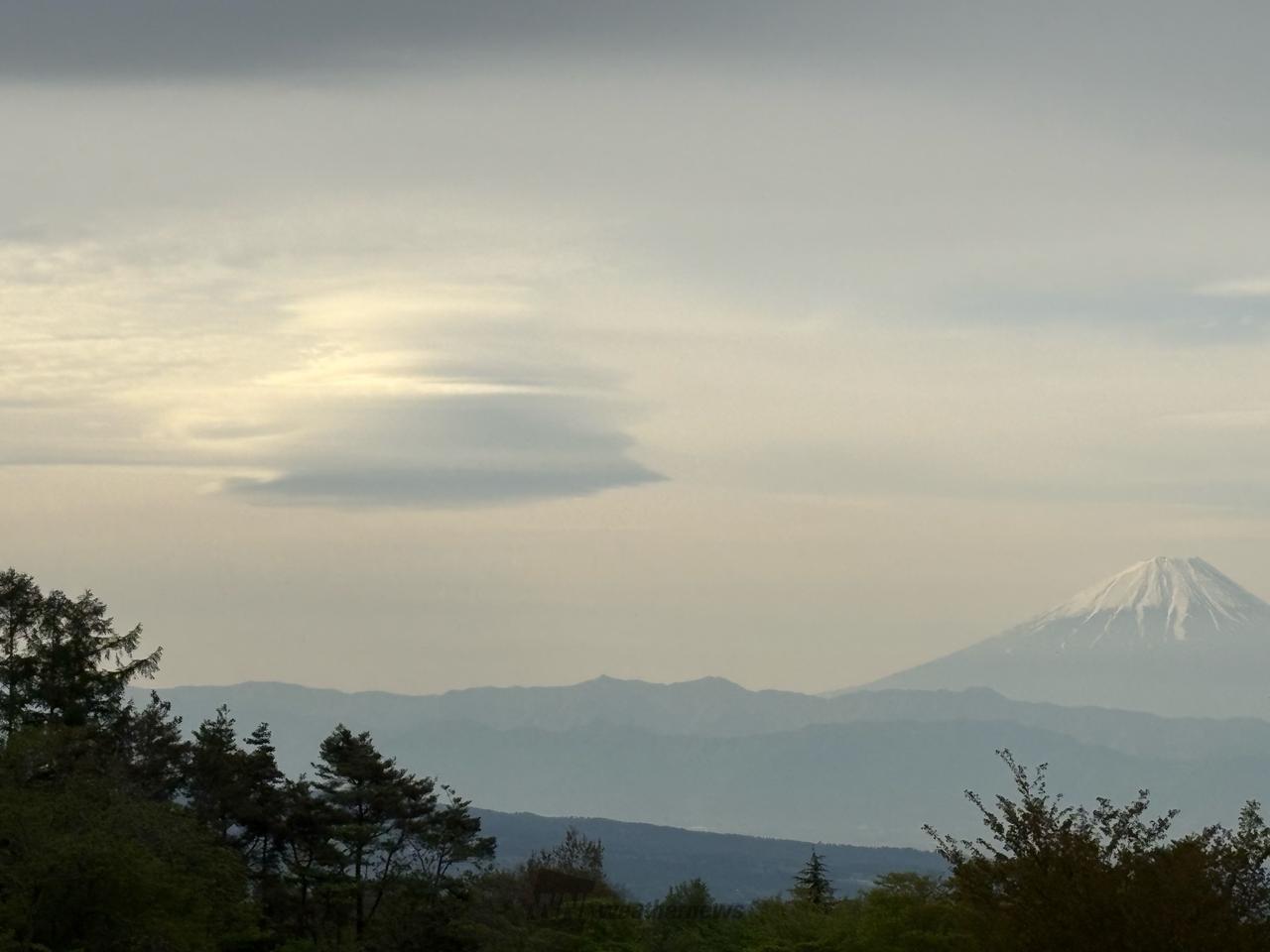 富士山 レンズ雲 風景写真 笠雲・レンズ雲とは？富士山の上にある帽子のような雲