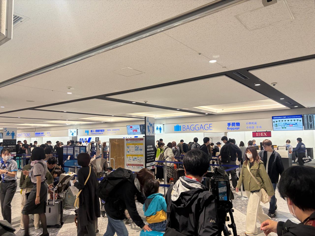 #混雑新千歳空港...