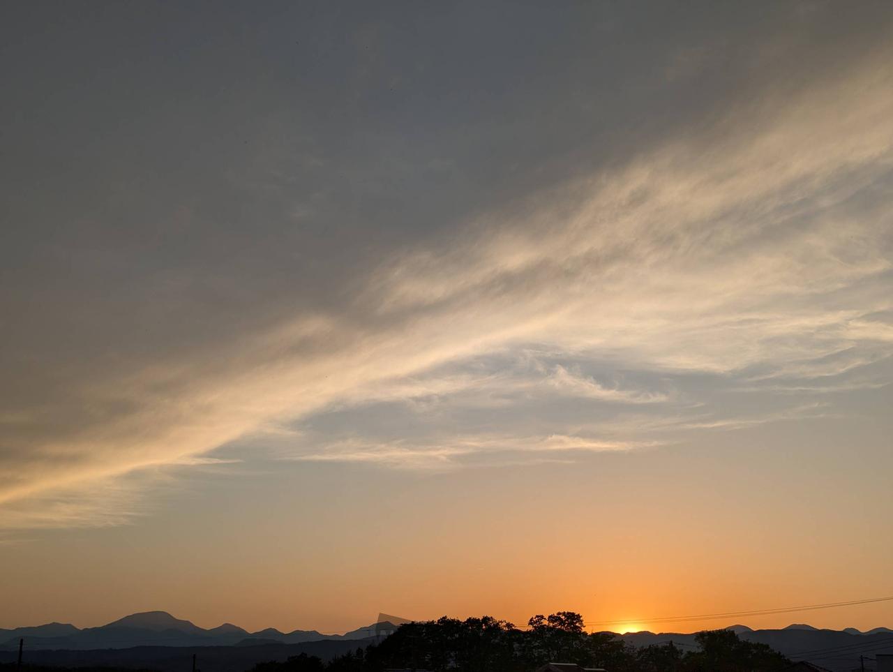 連休最終日の夕焼け☀️ 注目の空の写真 ウェザーニュース