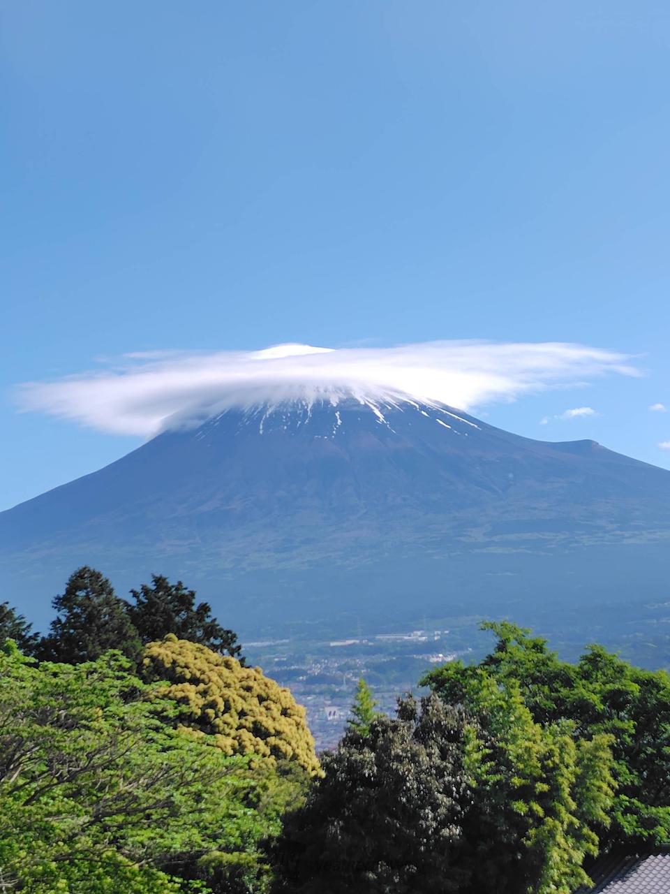 富士山笠雲写真　全紙額付 富士山におっきな笠雲 注目の空の写真 ウェザーニュース