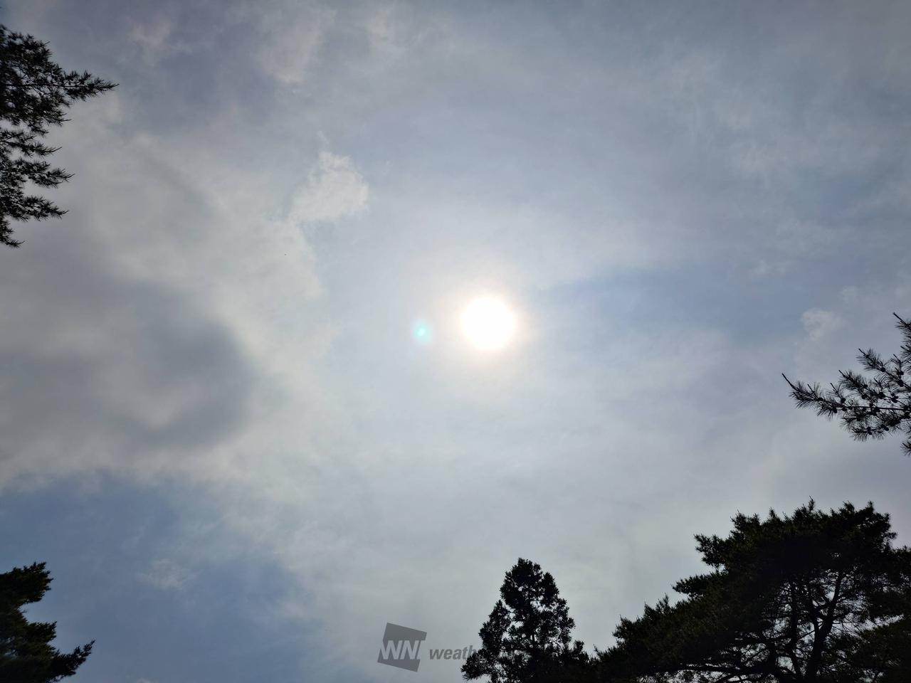 薄雲が広がる周辺の...