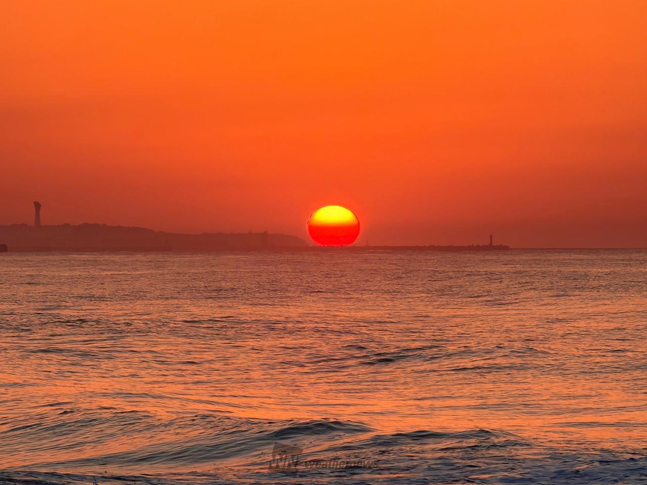昇る太陽 黄金・茜に染まる空 注目の空の写真 ウェザーニュース