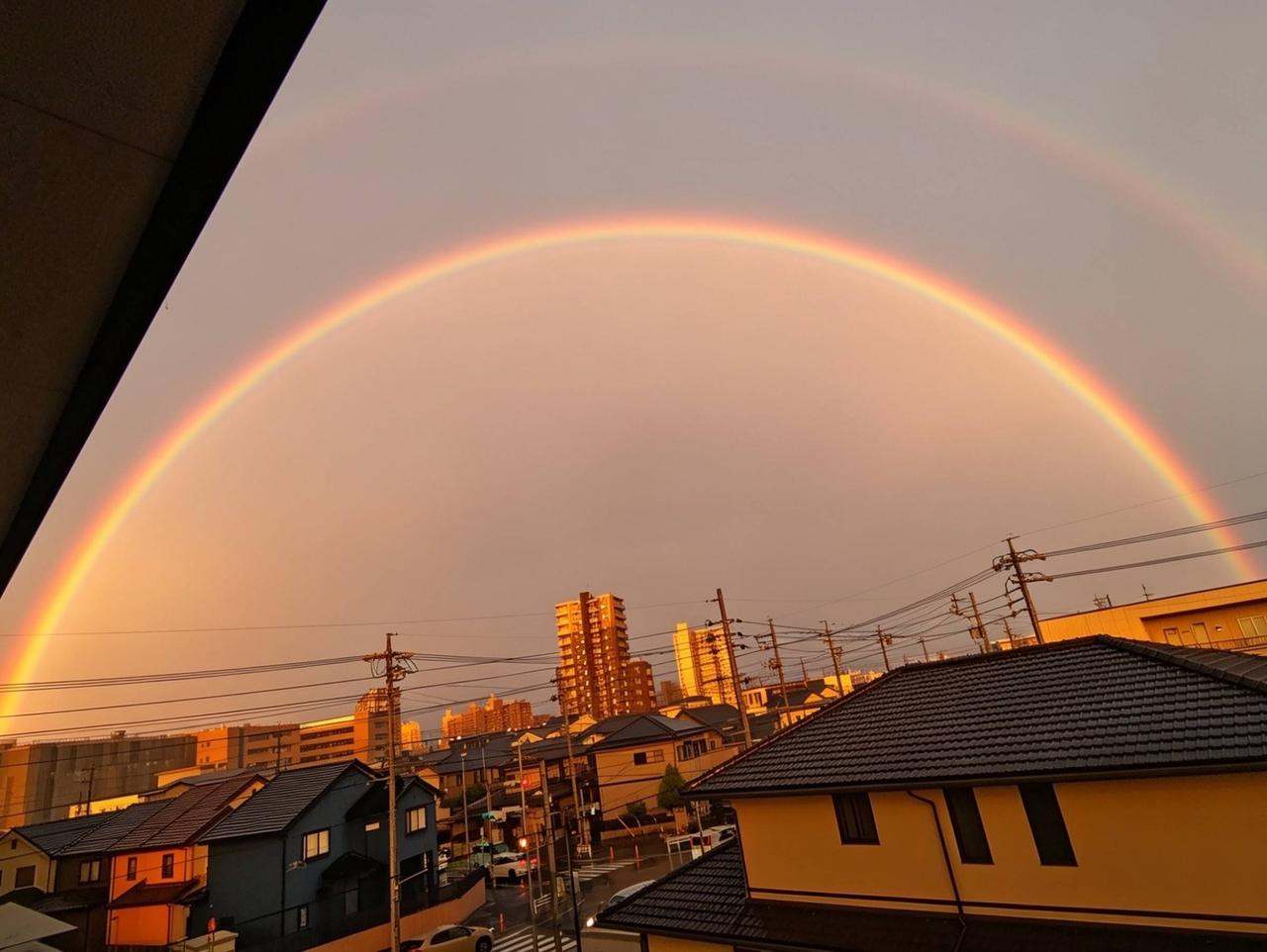 空に大きな虹🌈 注目の空の写真 ウェザーニュース