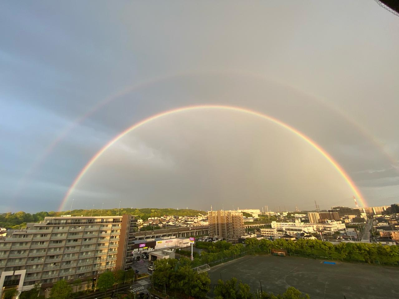 空に大きな虹🌈 注目の空の写真 ウェザーニュース