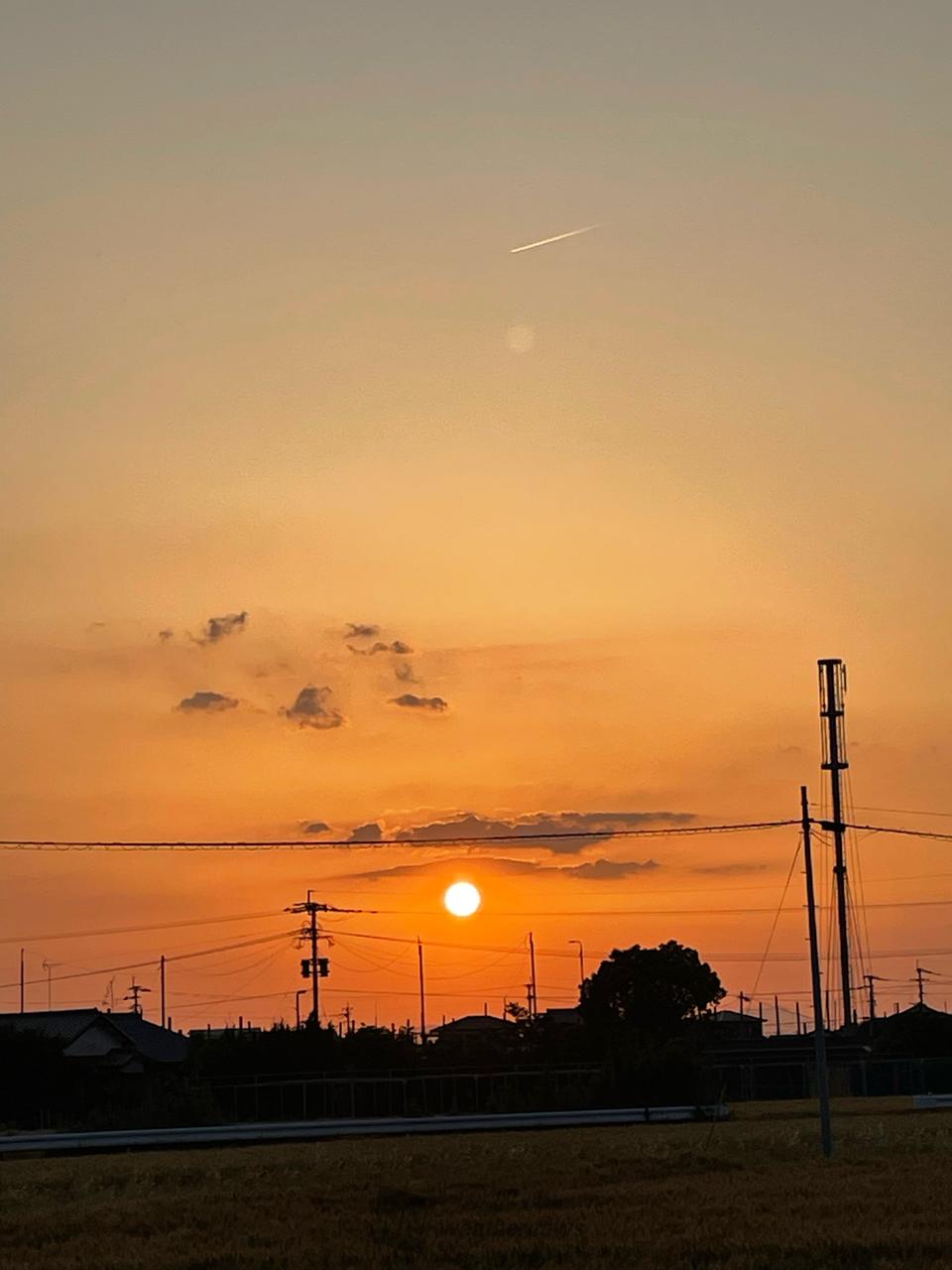 18:51 オレンジ色の中に飛行機雲。昨 | 福岡県柳川市 | -ppa-nashi