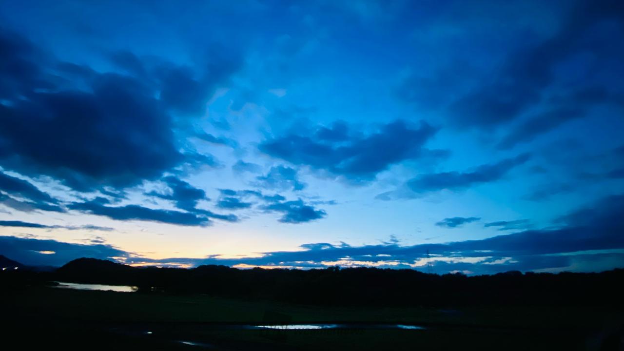 東の空4:30の朝焼けの始まり。 雲が東 | 兵庫県たつの市 | Ponta