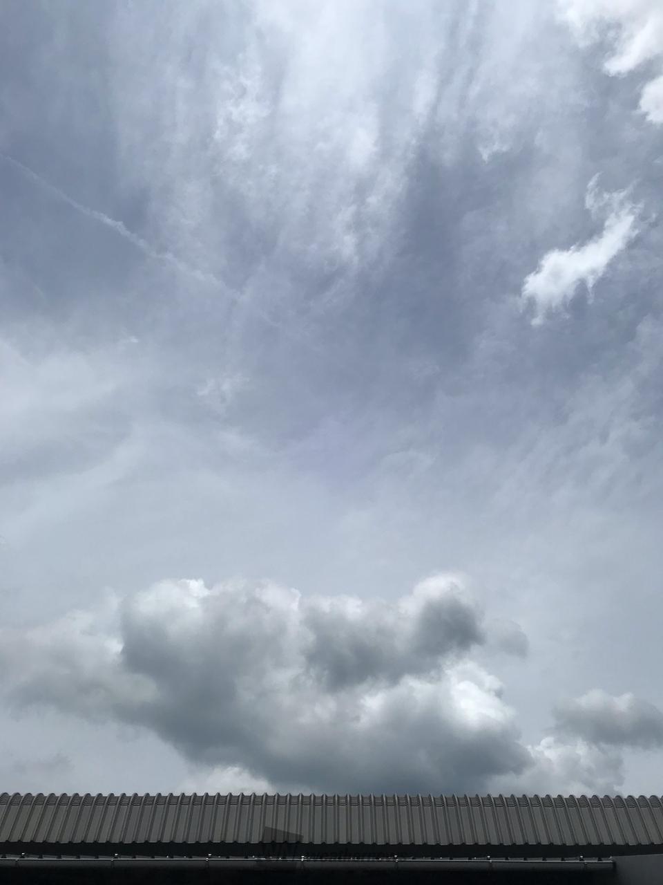 引き続き薄曇りの天気です。 モクモク雲の | 福岡県筑紫野市 | ひら
