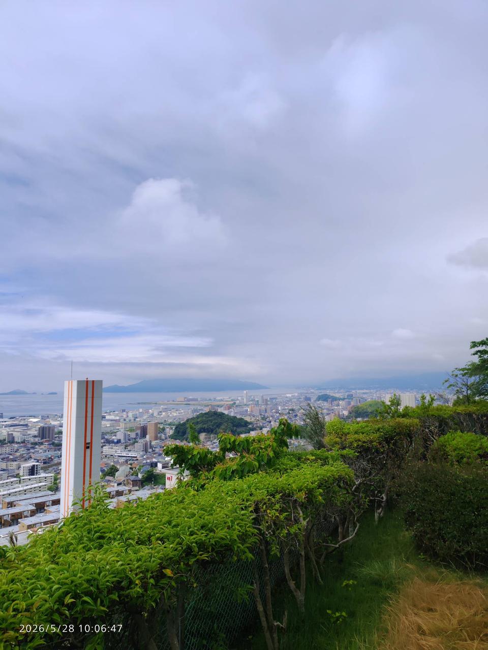 晴天の島 宮島の 山頂には雲がかかってます。青空も | 広島県広島市西区 | 広島