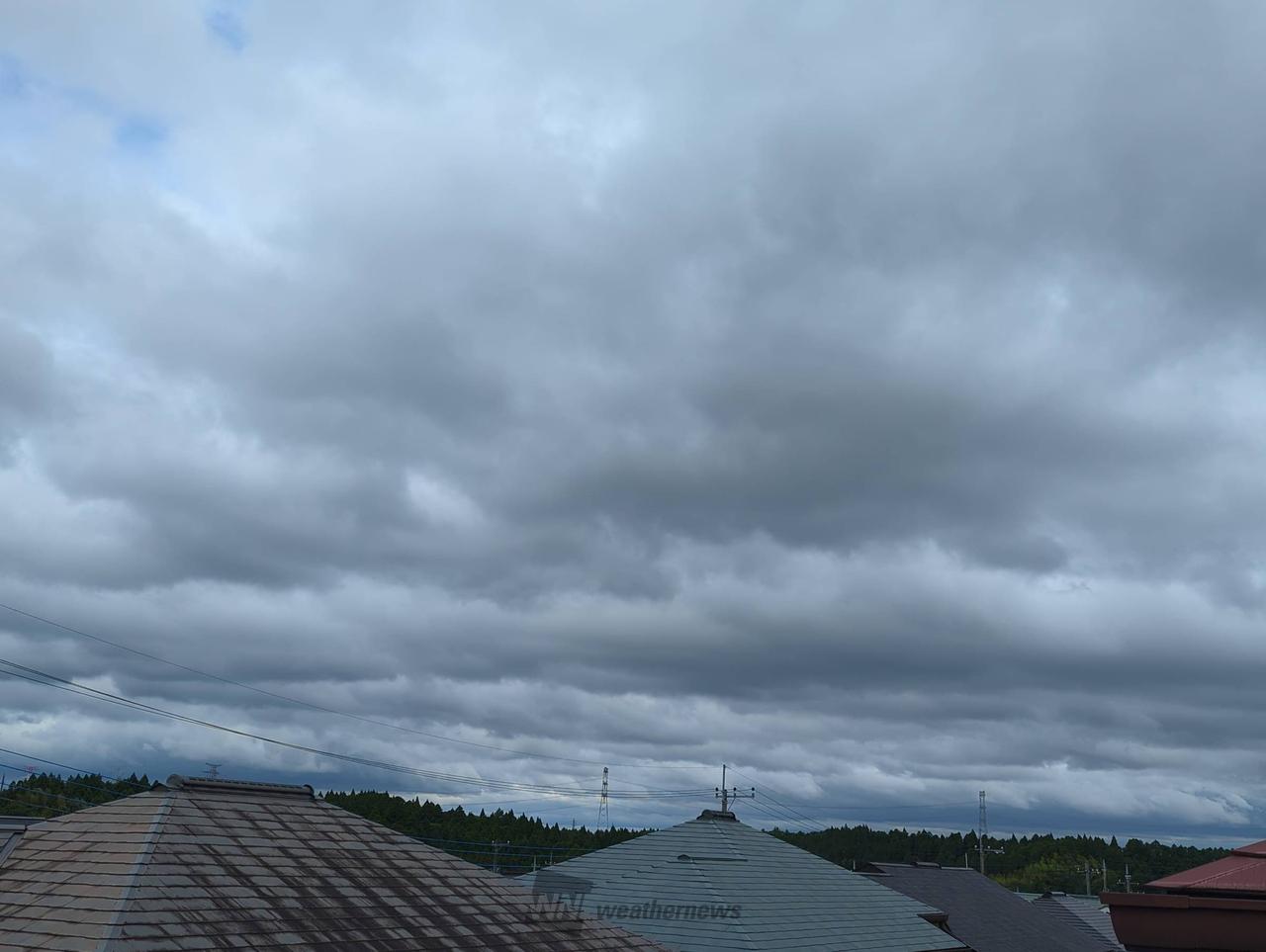灰色の雲が、うねっ...