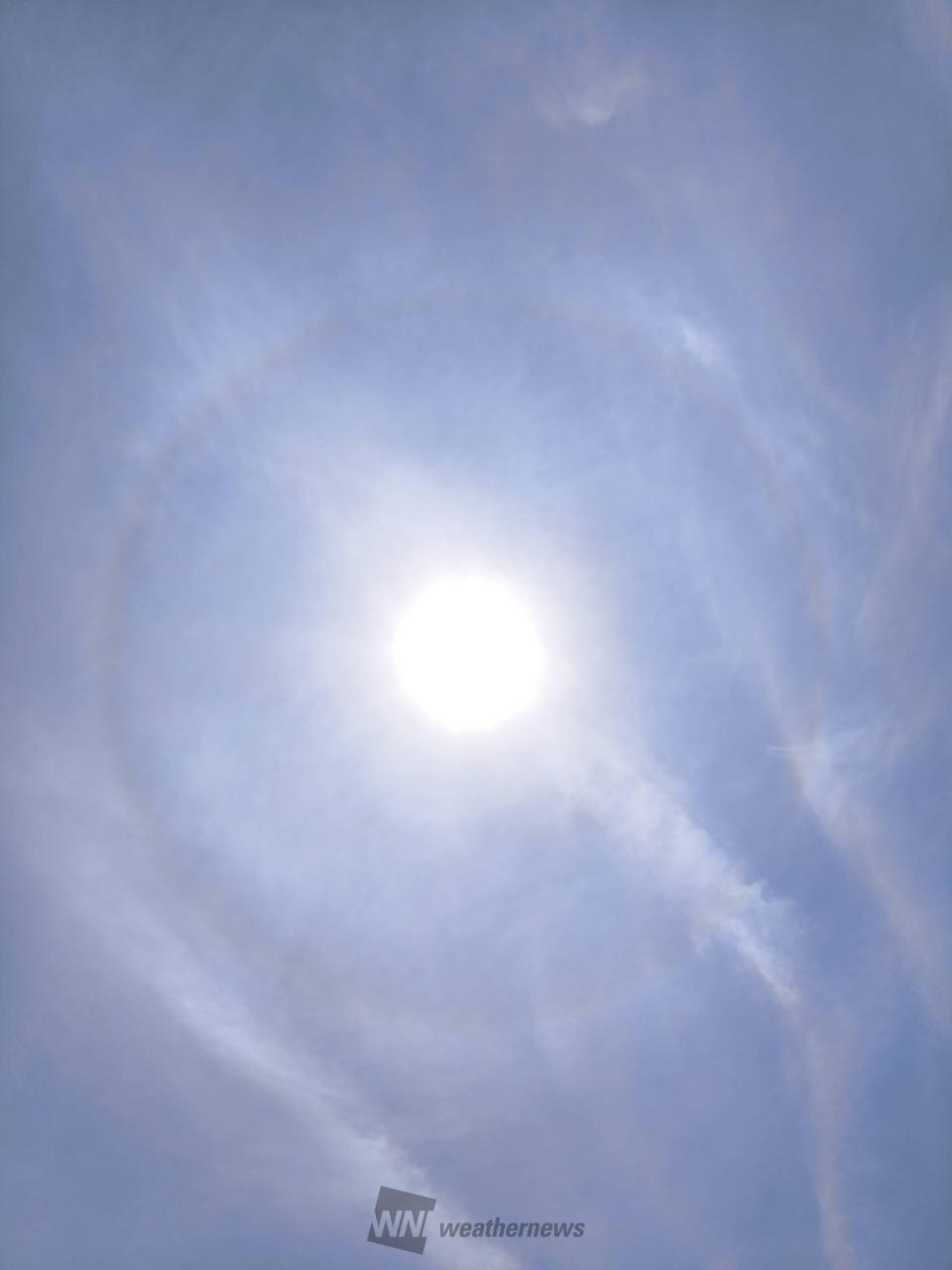 太陽の周りに虹色の輪 注目の空の写真 ウェザーニュース