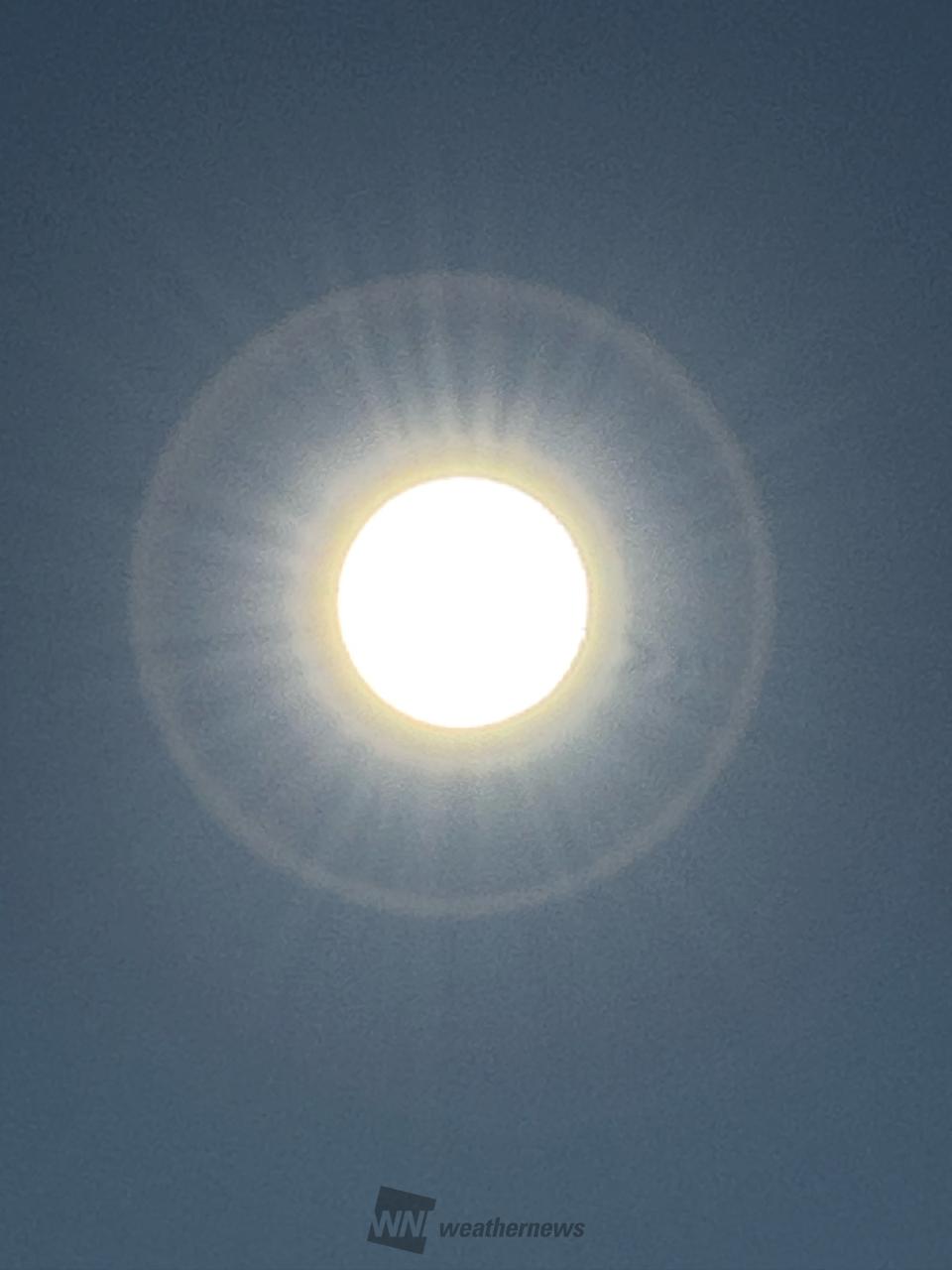 青空に放射状に光を放つ太陽気温20度風も | 東京都八王子市 | -シロ