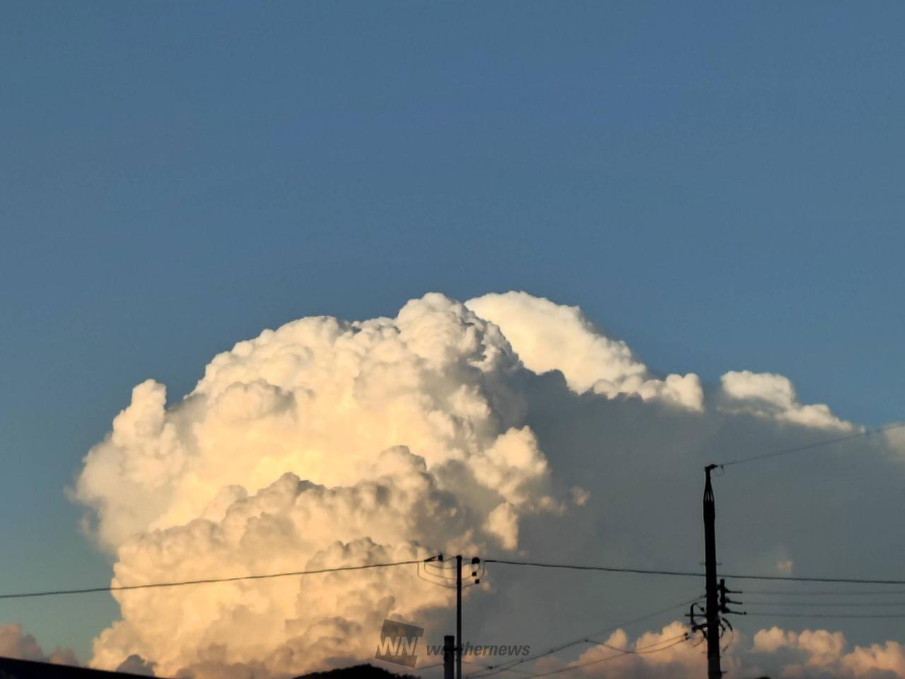 ５連の雲 もっくもく雲！ 山の向こう側に 大、小の | 岐阜県山県市 | 木蓮