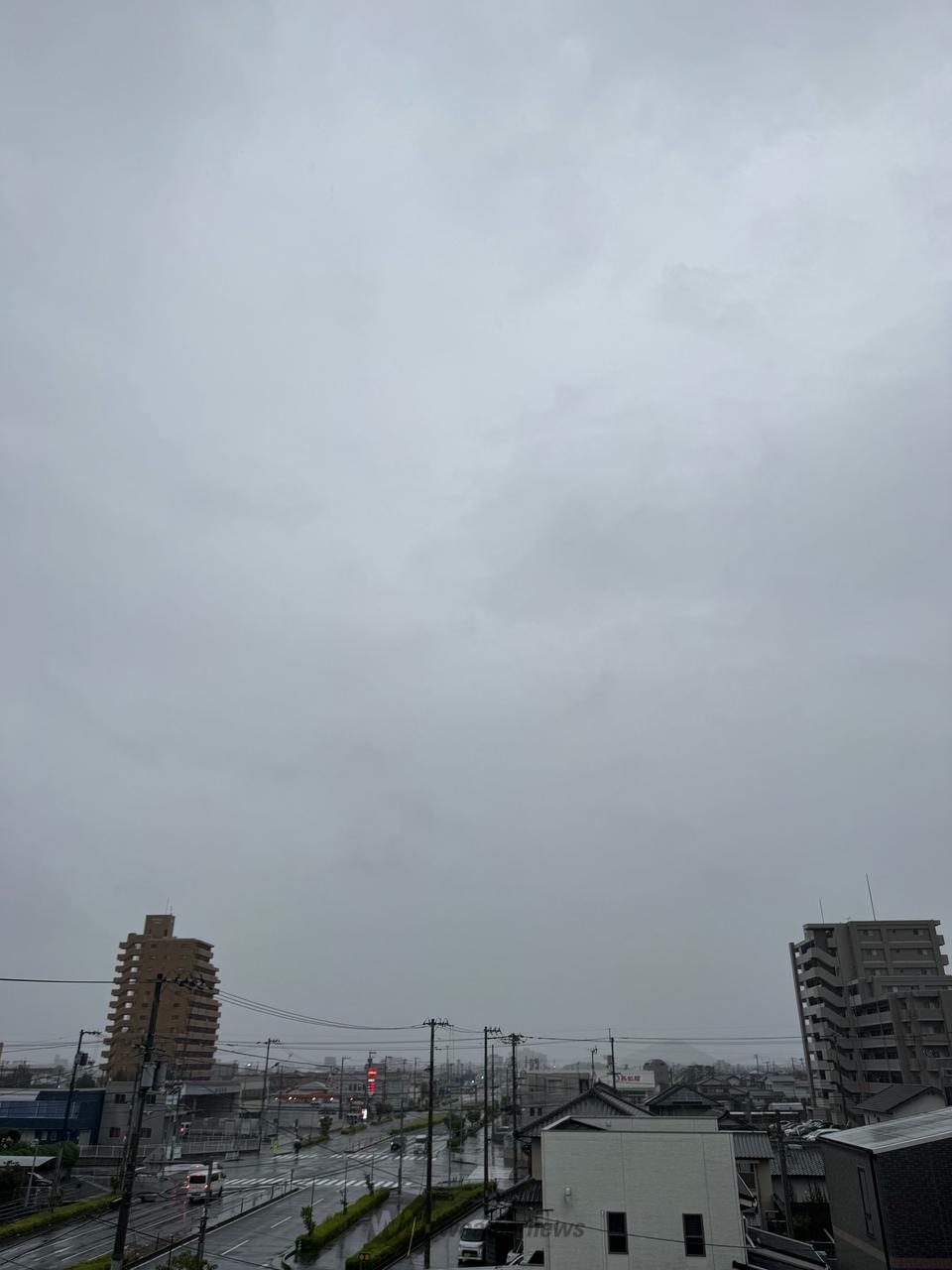 曇天と川 おはようございます 今朝もどんより曇り空 | 香川県高松市 | かどやん