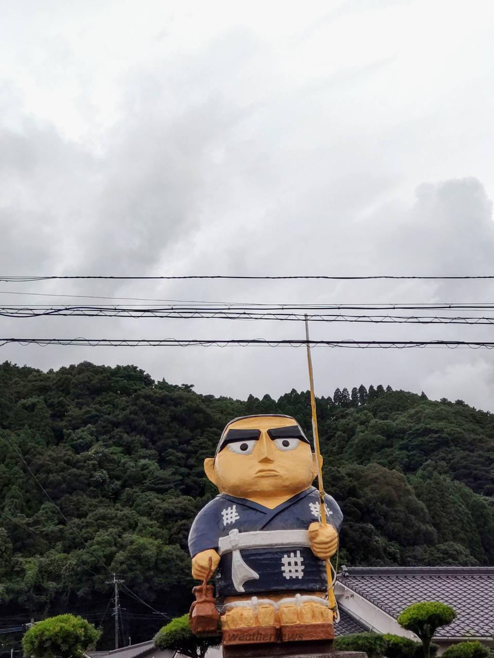 西郷（せごどん)さんと曇り空、空港方面 | 鹿児島県霧島市 | -けい