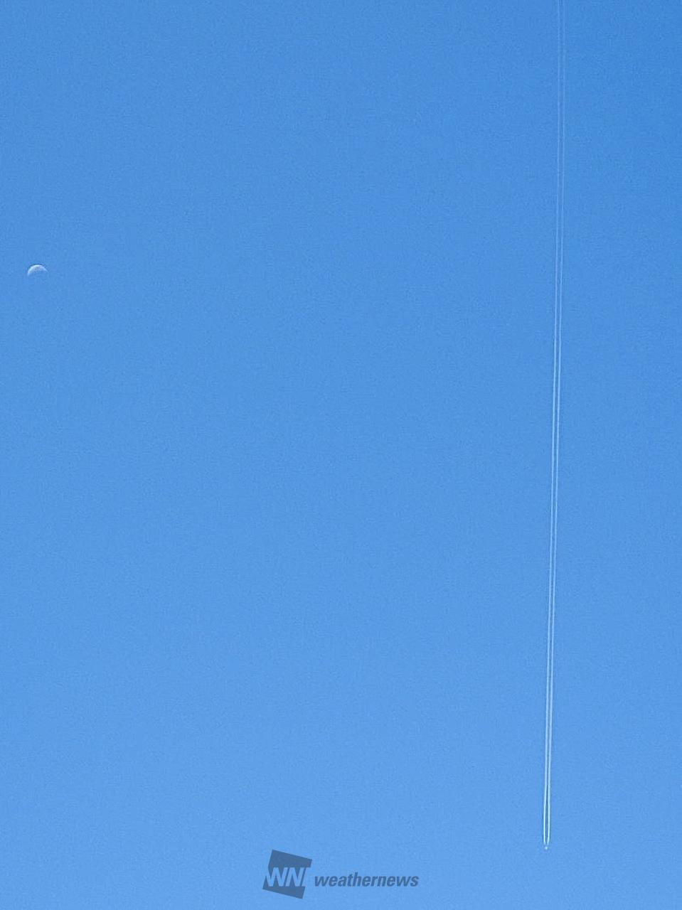 月と飛行機雲  9...