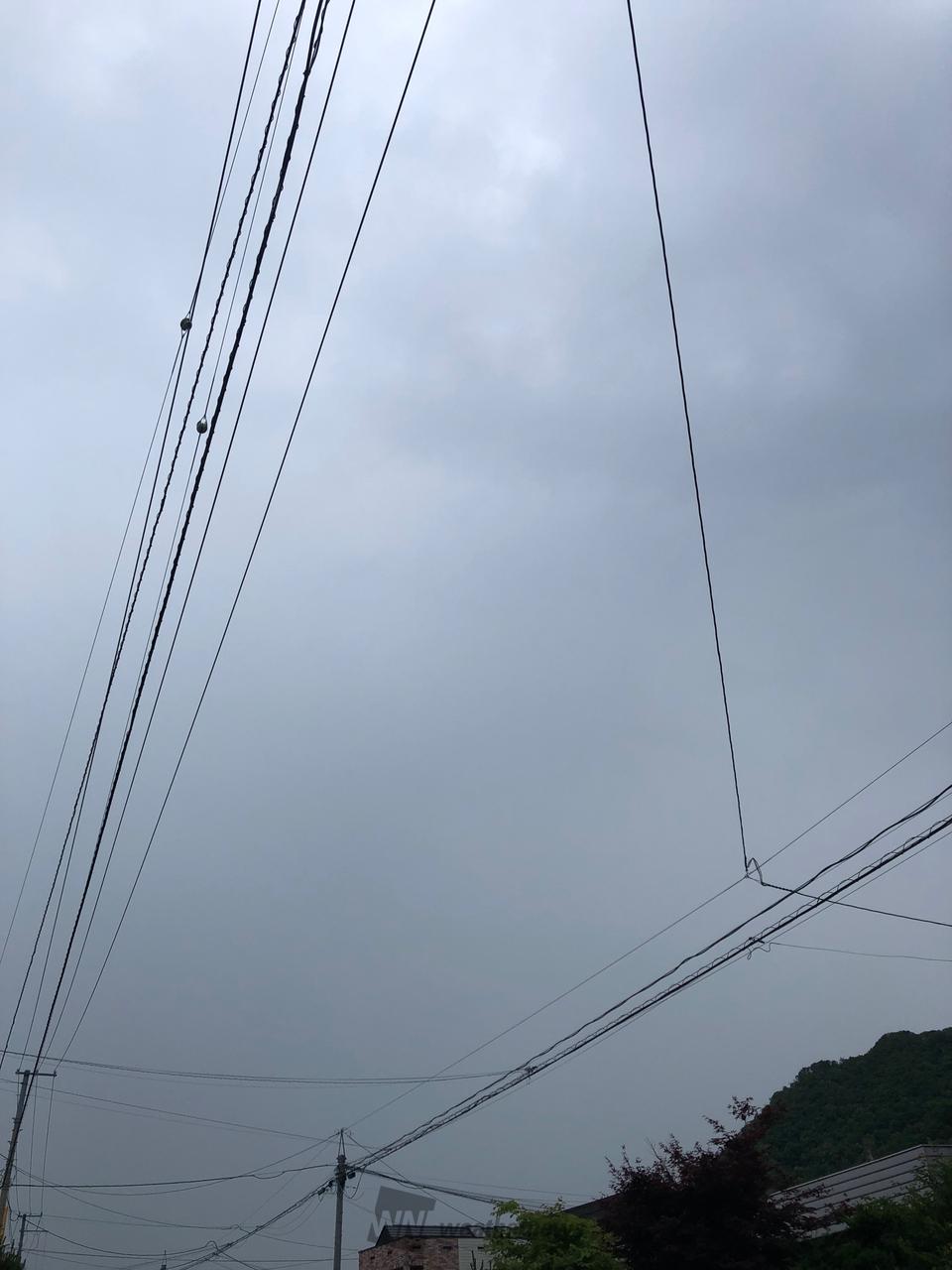 西の空　空一面薄く...