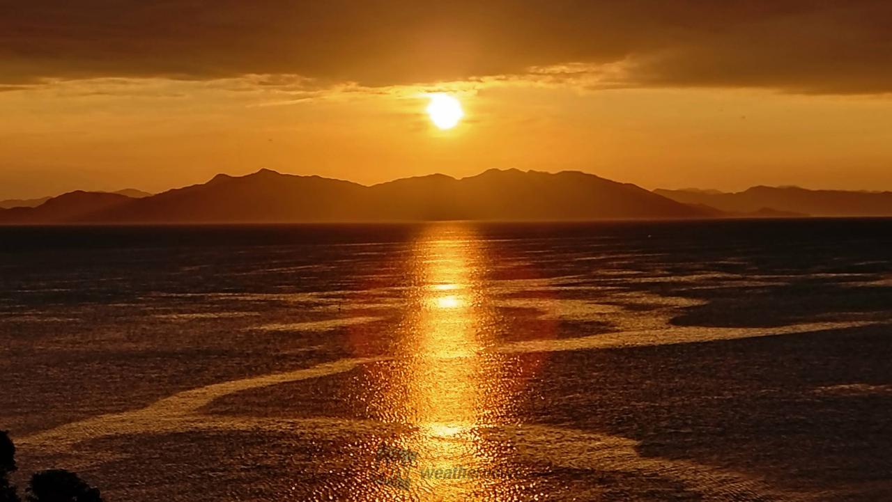 ウルトラ戯画 「夕陽に死す」　夕焼けver. 夕焼けタイム 注目の空の写真 ウェザーニュース