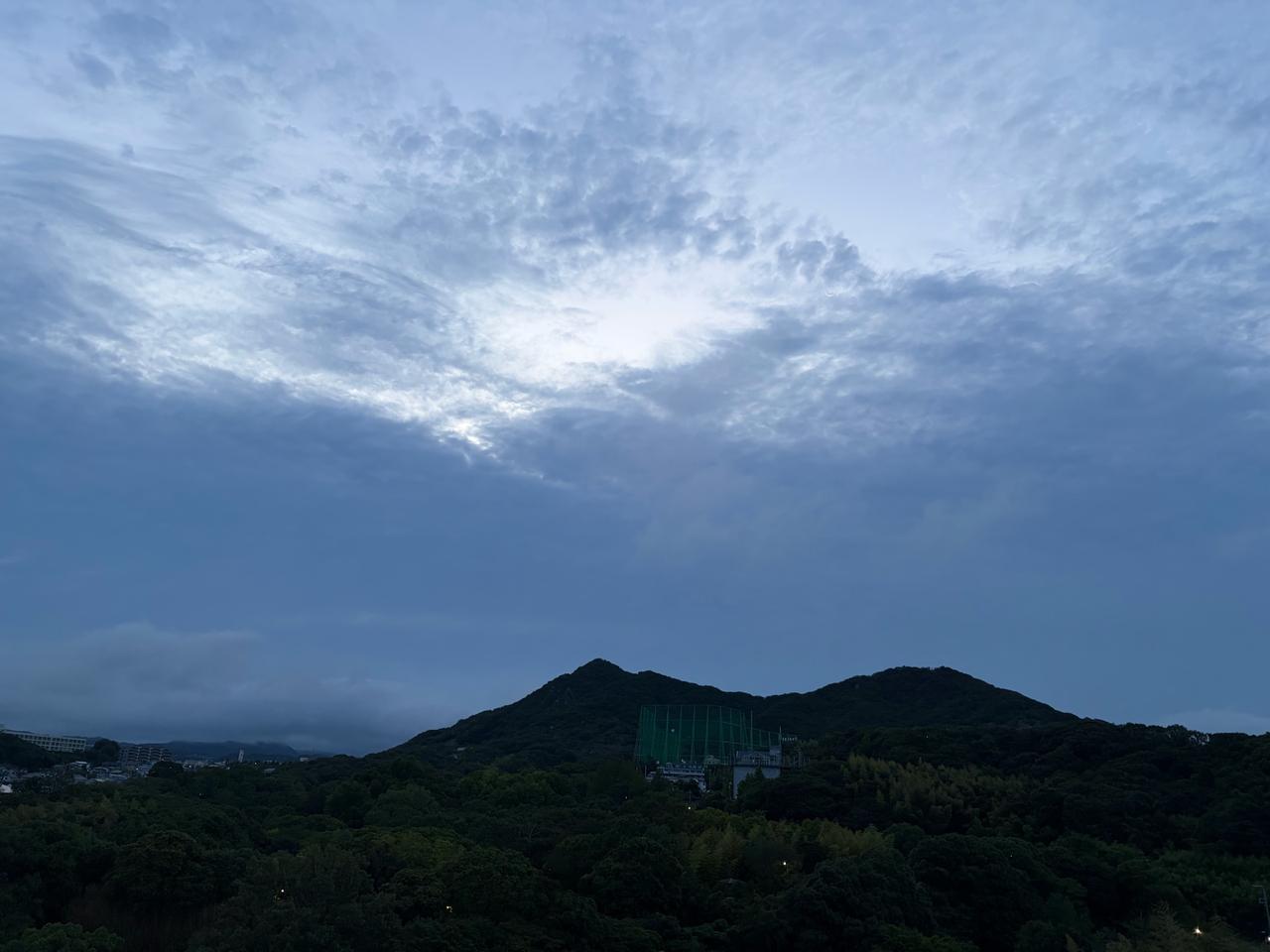 雲が多めの朝空セ...