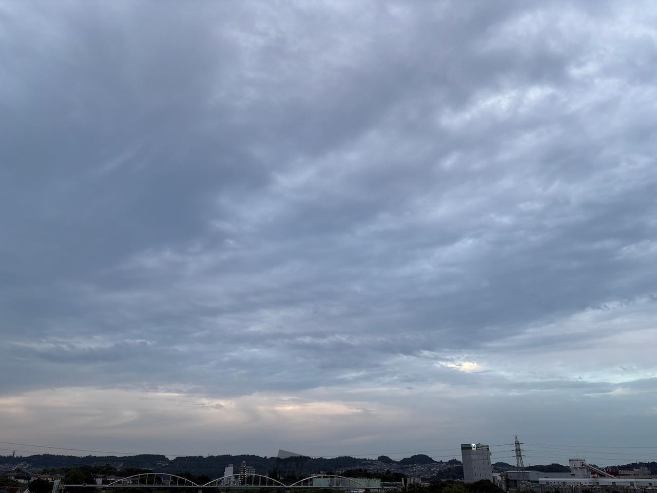 所々に雲の切れ目は...