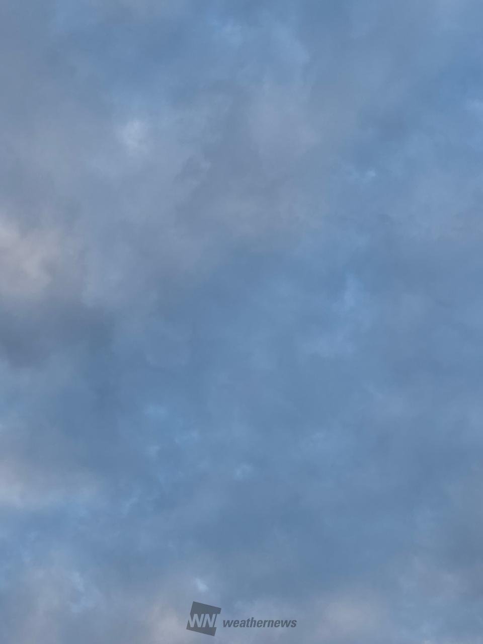 雲が多めですね。白...