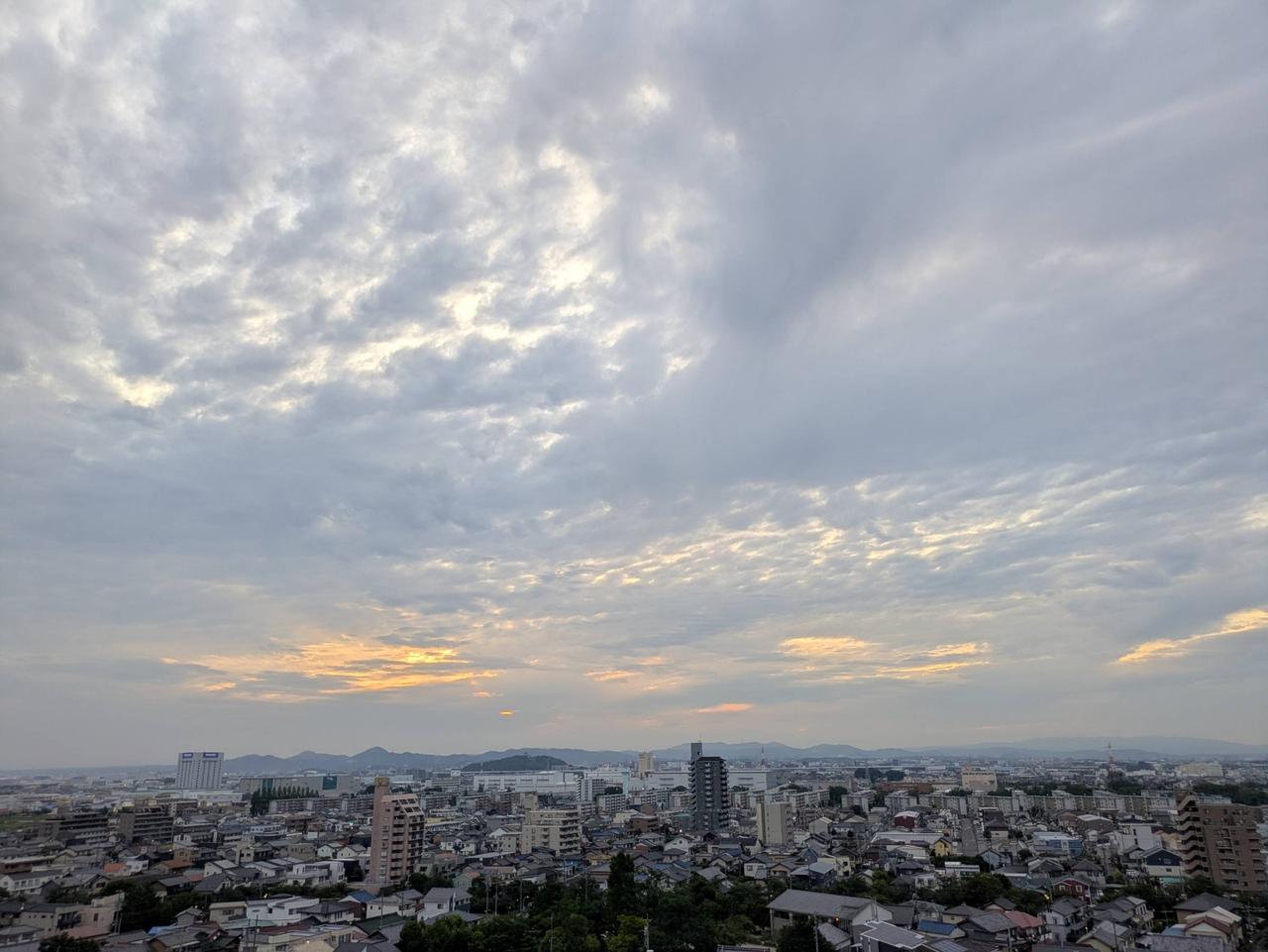 東の空。雲間から朝...