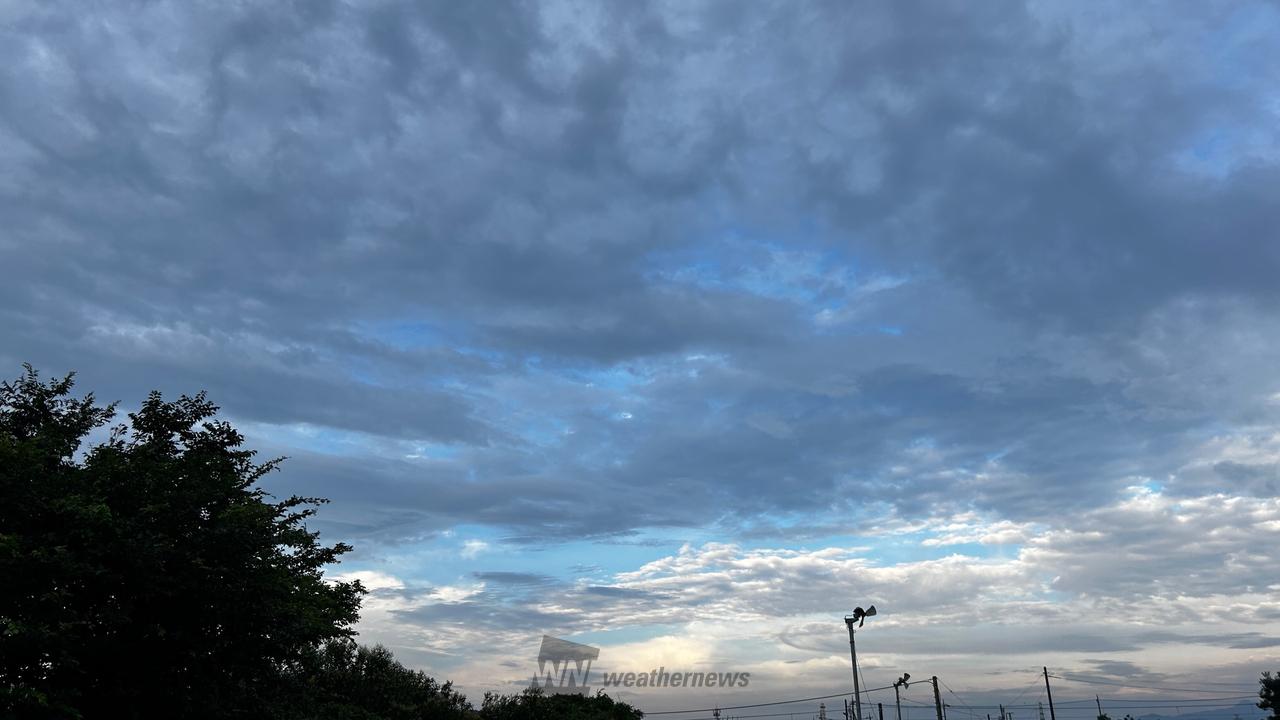 雲の間から青空が広...