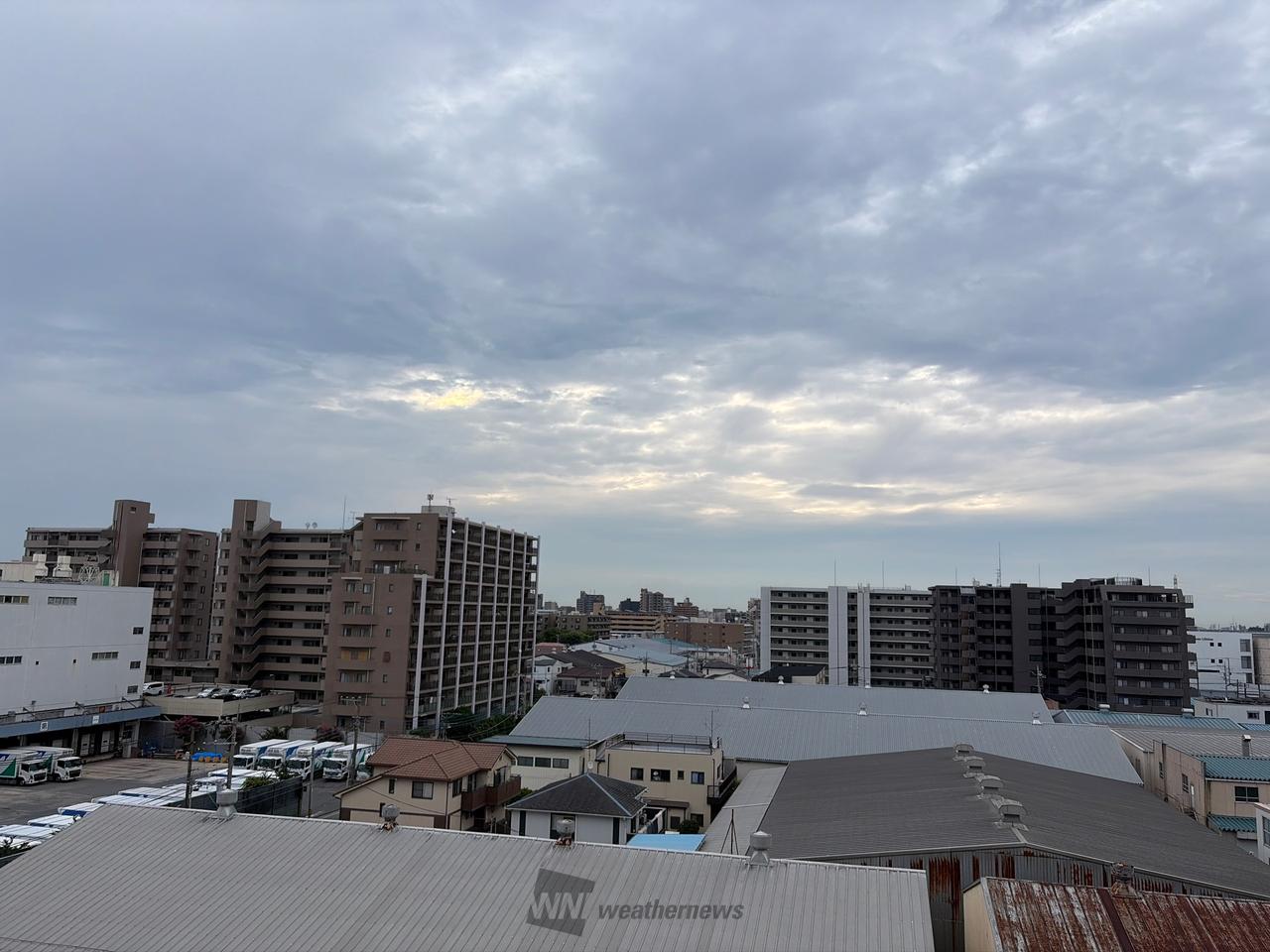 雲の多い朝空雲の...