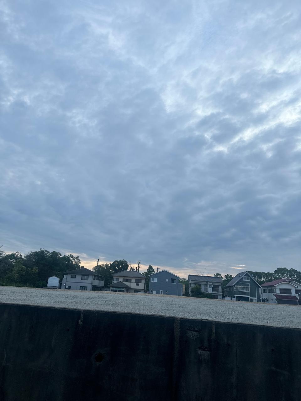 三木市内 どんより...