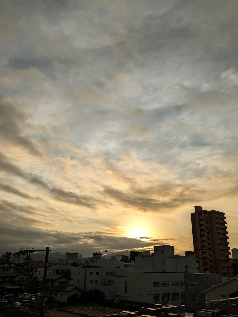 朝陽😶‍🌫雲を抜け...