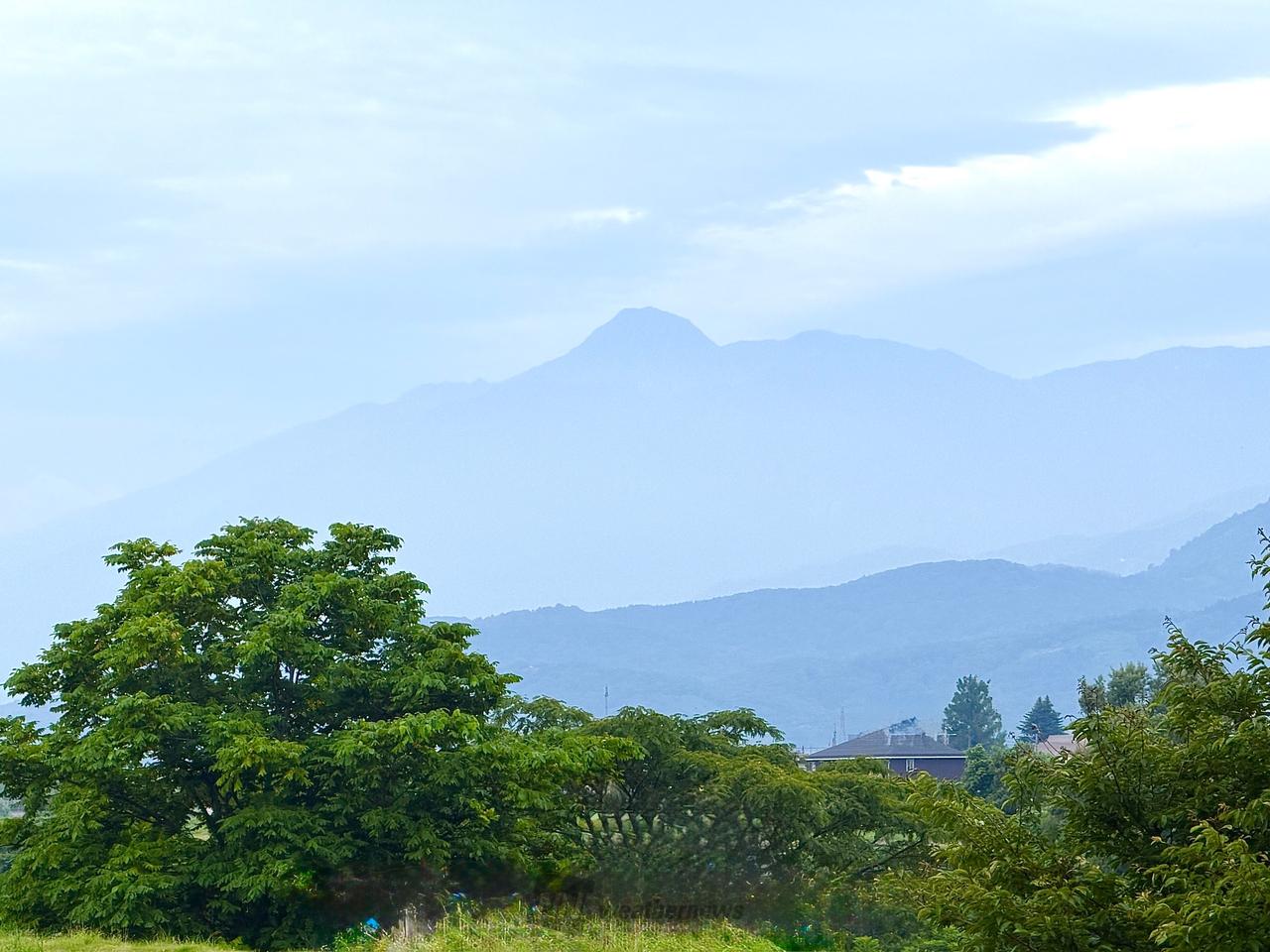 妙高山 曇り空にう...