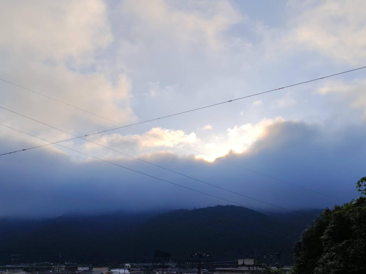 東の空晴れてきま...