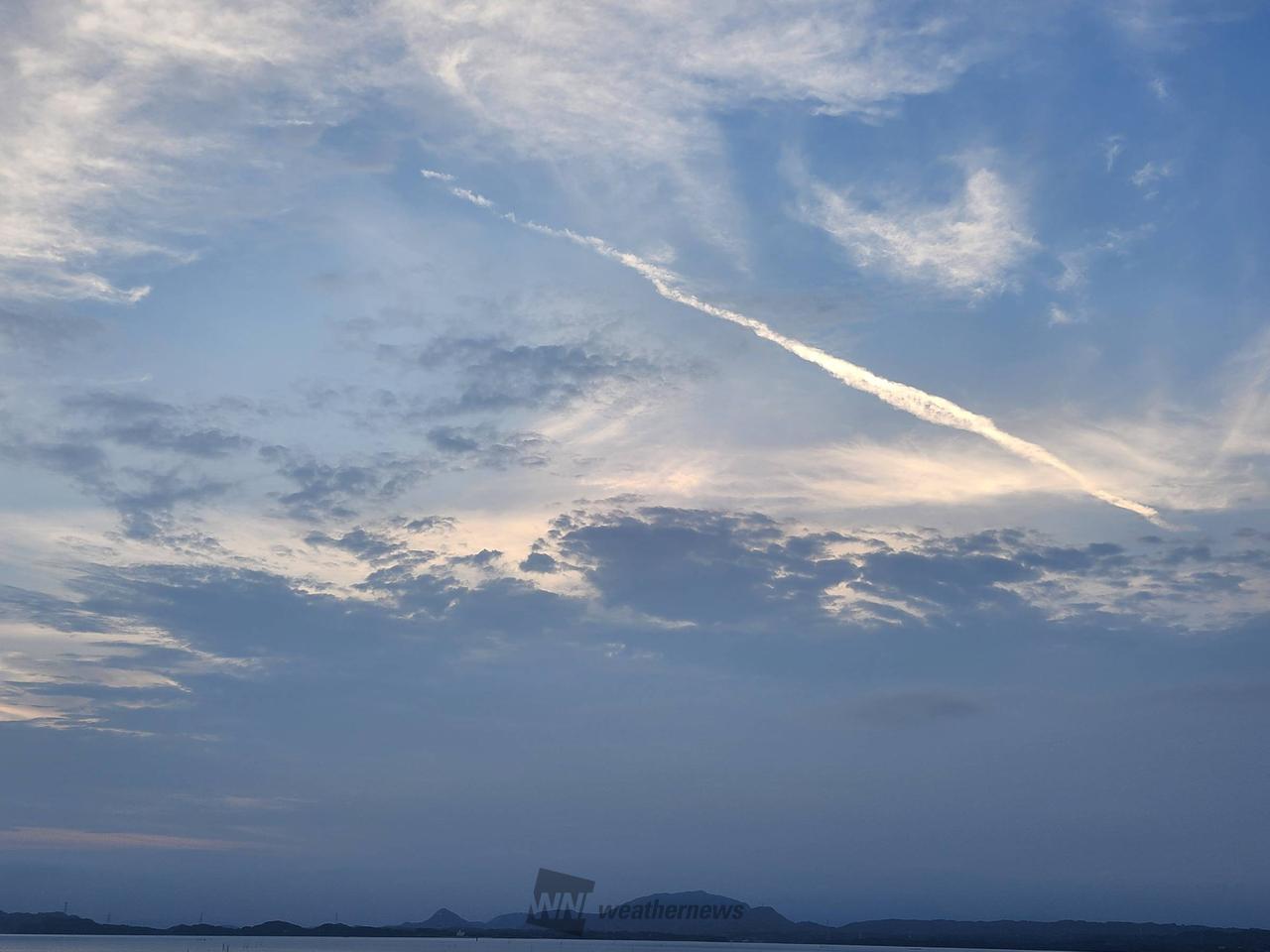 なかなか消えない飛行機雲と厚い雲からちょ | 熊本県八代市 | -ここて